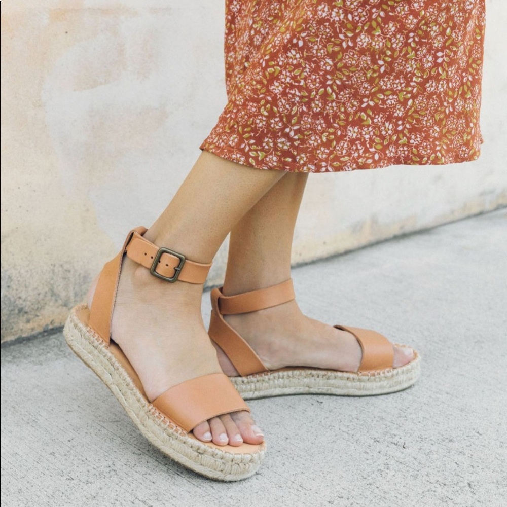 NWT Cadiz leather sandals